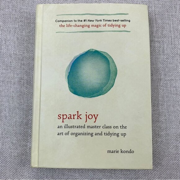 Spark Joy: an Illustrated Master Class on the Art of Organizing and Tidying up - Picture 3 of 7